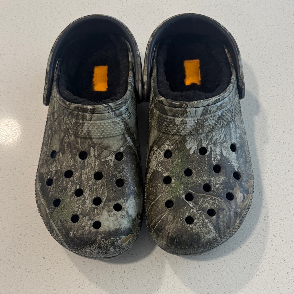 Men’s Insulated Camo Crocs Never Worn, perfect tread